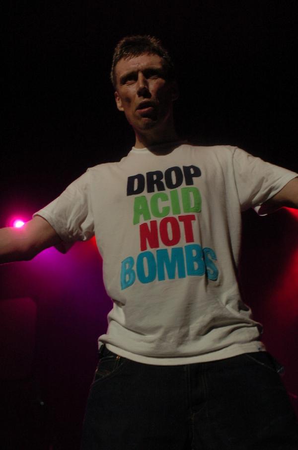 [img width=600 height=905 cacheid=00003f5900007c2ffc41abc00a0007f85c]http://blastfurnacetv.files.wordpress.com/2007/06/bez.jpg[/img]