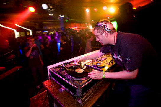 [img width=545 height=363 cacheid=00007ec00000e25ada8451aa0a002e1a2d]http://www.breaksblog.biz/images/dj-noble.jpg[/img]