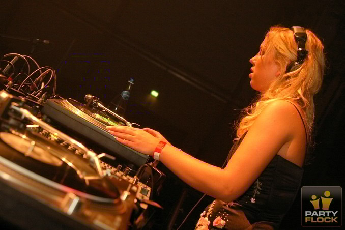 [img cacheid=0002183f0004e5fb83a925b820000024e5]https://photo.partyflock.nl/images/68892/main/307464.jpg[/img]