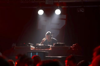 [img size=small left clear cacheid=000253de00057ffb8bbb32dc2100000029]https://home.partyflock.nl/qarian/Interview/Kvitta1.jpg[/img]