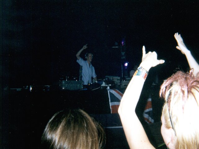 [img cacheid=0002b73d000657c440ff2dbe200000017e]http://members.lycos.nl/danceaddict/partypics/06-01-02-Homelands/10-Sasha&Digweed10-fixed.jpg[/img]