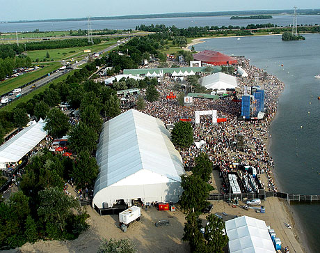 [img cacheid=0002de910006ba4a6a3a6ac81a0052dbbb]http://pictures.q-dance.nl/5884/pics/045437-275875-obi-364.jpg[/img]