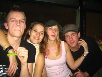 [img width=354 height=266 cacheid=0002ee950006e674d778a4621e00000020]http://i55.photobucket.com/albums/g140/louzie/kleinerwhoeee.jpg[/img]