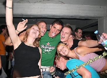 [img width=366 height=266 cacheid=0002ef3f0006e7e9cbfa15a01e00000020]http://i55.photobucket.com/albums/g140/louzie/kleinePartypoepleiligalschoolparty.jpg[/img]