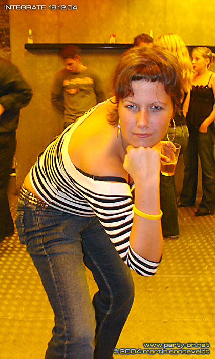 [img width=420 height=700 cacheid=0003163e00074bb415bb8fb61e0000112e]http://img157.exs.cx/img157/5846/041218-Integrate-Femke.jpg[/img]