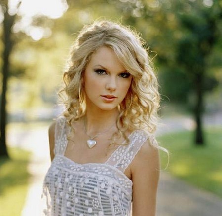 [img width=450 height=438 cacheid=0003fde20009e2d103592f641d004cdb29]http://www.8notes.com/images/artists/taylor_swift.jpg[/img]