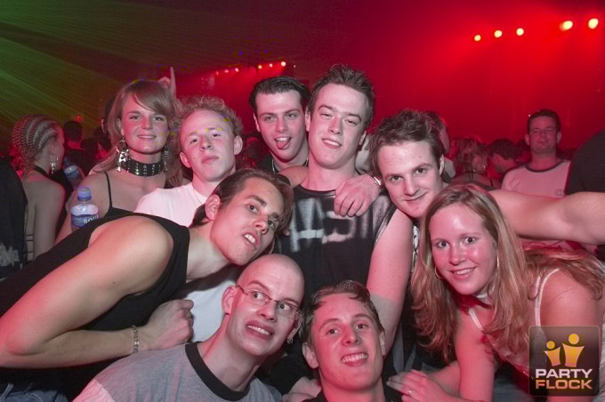 [img cacheid=0004bef2000bf7e763cf0b5b1e00006cce]https://photo.partyflock.nl/images/32412/main/142427.jpg[/img]