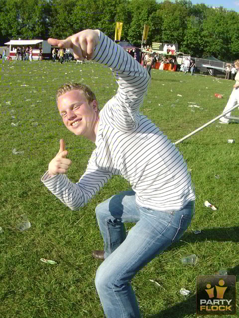 [img width=480 height=640 cacheid=0004d81e000c41ff37a9331d1e000071e8]https://photo.partyflock.nl/images/16890/main/97164.jpg[/img]