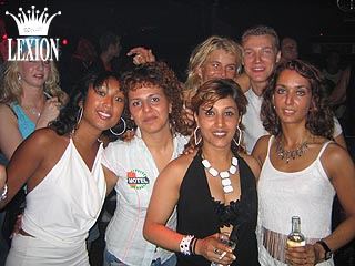 [img width=320 height=240 cacheid=0004e2f0000c645ad97aa5281e0000746f]http://www.lexion.nl/partyshot/P00115/F076.jpg[/img]