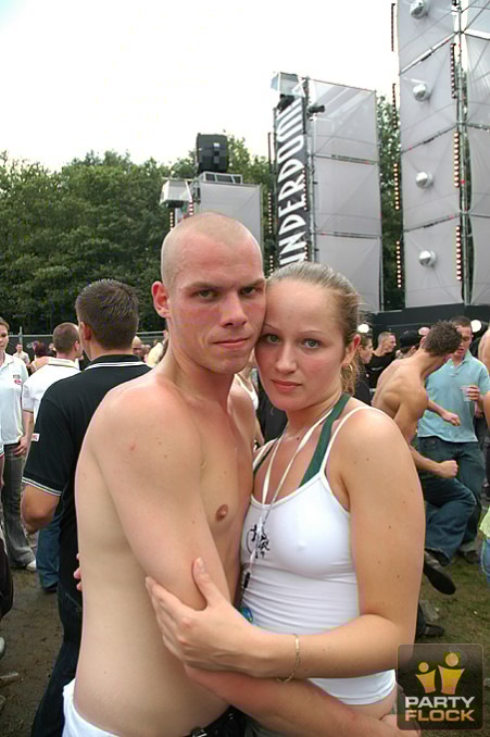 [img width=451 height=678 cacheid=0004e7e6000c768c9112a66a1e0000761f]https://photo.partyflock.nl/images/39890/main/179984.jpg[/img]