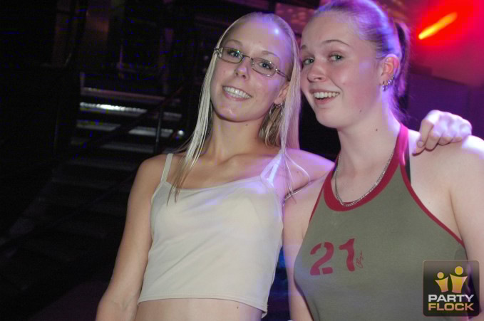 [img cacheid=0005fecb000fc896de1855cd1e0000c4e8]https://photo.partyflock.nl/images/43671/main/194450.jpg[/img]