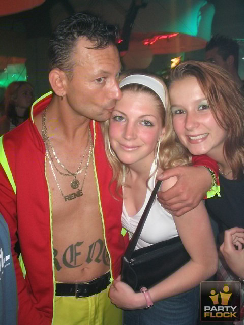 [img width=480 height=640 cacheid=0006708f0010f1bce484d55e1e0000e15e]https://photo.partyflock.nl/images/18566/main/100522.jpg[/img]