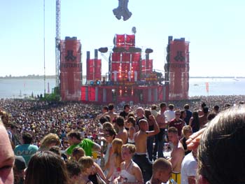 [img cacheid=000671af0010f5e60e3d3a941e0000e1eb]http://members.home.nl/frankstappers/Defqon/images/DSC00234.jpg[/img]