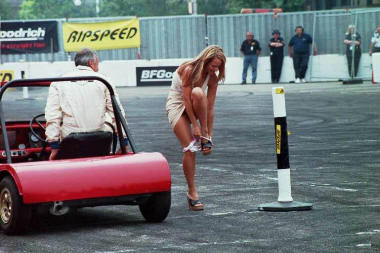 [img cacheid=0006726f0010f9104290d37f1a0050704c]http://www.lachvandedag.com/2004/maart/vrouw-haalt-rijbewijs_lachvandedag-com.jpg[/img]