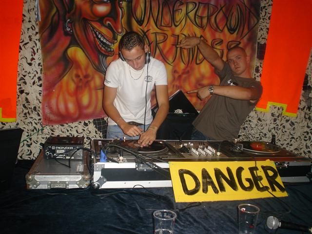 [img width=500 cacheid=00072705001343500a4a383e1e00012235]http://members.lycos.nl/scarfaceevents3/drain_the_blood_vs_underground_darkness_23-09-06_23.JPG[/img]