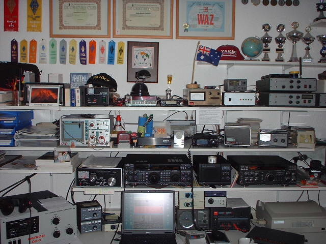 [img cacheid=0007965f0014a8cbbde1d4591a007489ed]http://home.tiscali.nl/pa3gcv/Equipment/shack.jpg[/img]