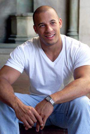 [img width=302 height=450 cacheid=00084f580016ffbb967ce22f1a00974c9c]http://hem.passagen.se/vin_diesel/storage/cutesmile.jpg[/img]