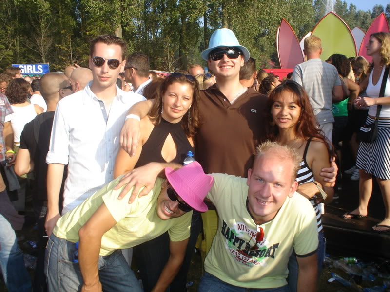 [img width=800 height=600 cacheid=0008ce4e0018b8f3ff82cc011e0001e73b]http://i18.photobucket.com/albums/b115/MissyNikie/Mysteryland%202007/MysteryLand2007033.jpg[/img]