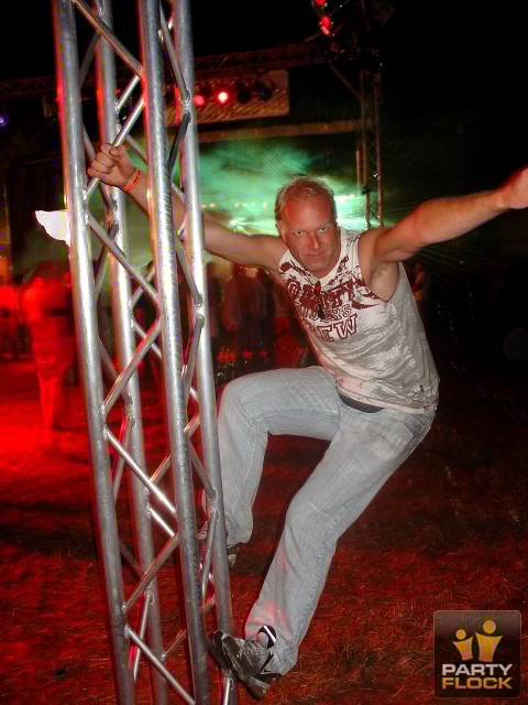 [img width=300 cacheid=0008dfb20018f1b694fa41b51a00b7f49f]https://photo.partyflock.nl/images/7143/main/58695.jpg[/img]