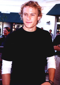 [img width=211 height=299 cacheid=0008f14000192e722f44cd1c1a00bdc8d8]http://www.beatboxbetty.com/celebetty/heathledger/images/HeathLedger2.jpg[/img]