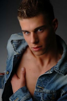 [img cacheid=000cb77700249aadbbc6bc151e00044d12]https://partyflock.nl/images/user/303984_large.jpg[/img]