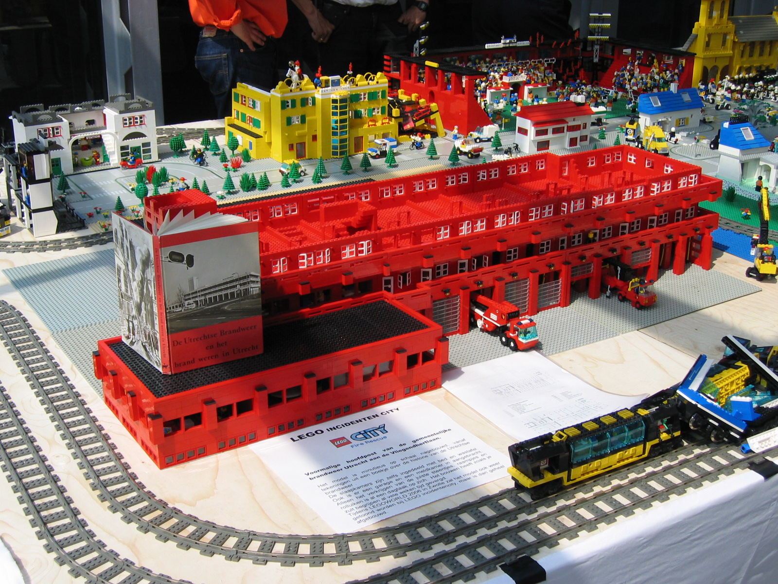 [img width=640 height=480 cacheid=000d594a002656e1715c1c3b1a01b55cd8]http://www.rwpieters.nl/brwutr/bwr_pix/Lego-model%20Post%20Zuid%202006.JPG[/img]