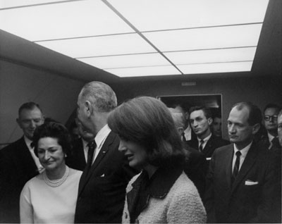 [img width=400 height=318 cacheid=000d6e4900268e36f036bf841a01bab9e7]http://redbud.lbjlib.utexas.edu/johnson/kennedy/Oath%20of%20Office/Photos/1A-20-WH63_300crop2.jpg[/img]