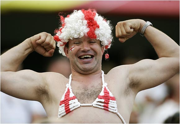 [img width=580 height=400 cacheid=000daf440027344f9116ce331a01cdeb8e]http://i.a.cnn.net/si/multimedia/photo_gallery/0606/cupfans/images/fan_16.jpg[/img]