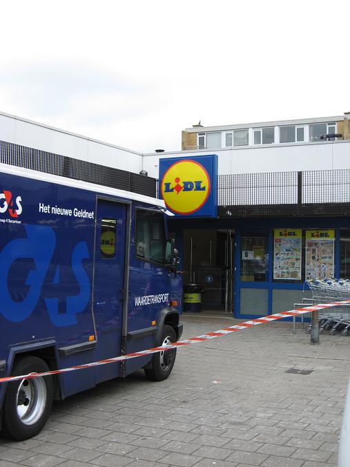 [img width=507 height=676 cacheid=000e20c900285e8f1e7cdcc21a01eef9b6]http://www.112noordholland.nl/img/nieuws/25-06-2007/Geldloper%20overvallen/RobbyHiel1.jpg[/img]