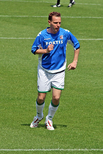 [img width=400 height=600 cacheid=000e5c300028f1a93a7c6cfa1a01ff1488]http://upload.wikimedia.org/wikipedia/commons/thumb/f/f9/Feyenoord_Rob_Geus.jpg/400px-Feyenoord_Rob_Geus.jpg[/img]