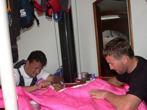 [img width=512 height=384 cacheid=000ecebb002a05fab613de491a021bd52d]http://www.karelmetdehoutenpoot.nl/foto/foto11/slr_spi_naaien.JPG[/img]