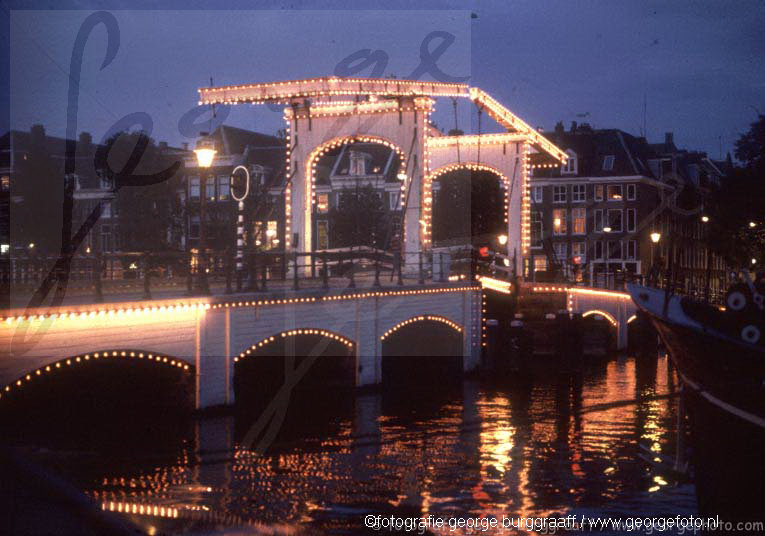 [img width=765 height=536 cacheid=000f70bc002b6f57dbba78f81e00087f99]http://www.georgefoto.nl/zonnebloem/0000105500.jpg[/img]