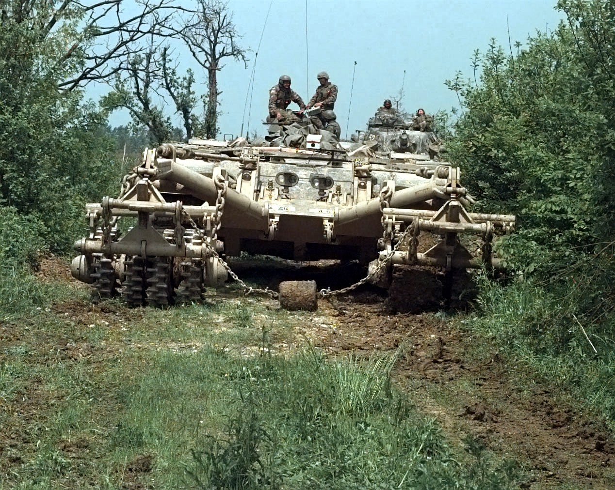 [img width=1024 height=817 cacheid=001076fa002d682a371936701a0278f9ef]http://upload.wikimedia.org/wikipedia/commons/f/f4/M60-panther-mcgovern-base.jpg[/img]