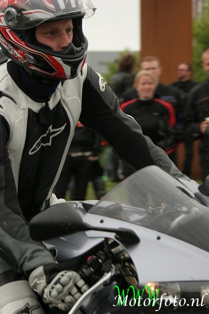 [img width=427 height=640 cacheid=0010bf43002de253e337d0561a028e8a1f]http://www.motorfoto.nl/gallery2/d/53944-3/MFMM20090830366.jpg[/img]