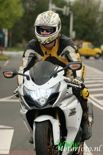 [img width=427 height=640 cacheid=0010bf91002de2def34a0bcb1a028ea8c2]http://www.motorfoto.nl/gallery2/d/53909-3/MFMM20090830331.jpg[/img]