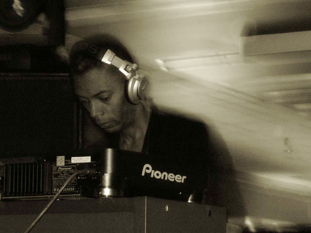 [img width=1024 height=768 cacheid=0010eaf7002e2583e7ecdb6a1a02999bd7]http://musicwallpapers.net/j/wallpapers/Jeff_Mills/big/Jeff_Mills_2.jpg[/img]