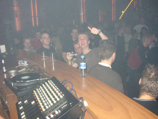 [img cacheid=0012eab700097a9ec60c4aa51a000f9a03]http://www.djyves.nl/images/foto/Mania%2021-02-03/P1010205.jpg[/img]