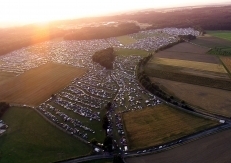 [IMG]http://www.ravingplanet.de/images/News/Paraden/NatureOne/Camping_Village.jpg[/IMG]