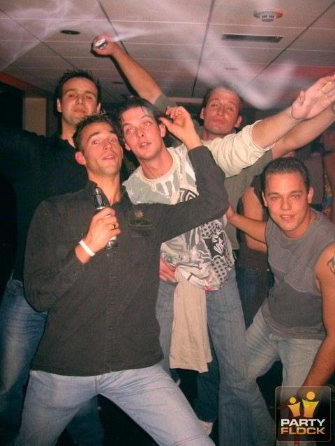 [img cacheid=001333a3000f2e35fadece761e00012082]https://photo.partyflock.nl/images/26909/main/118958.jpg[/img]