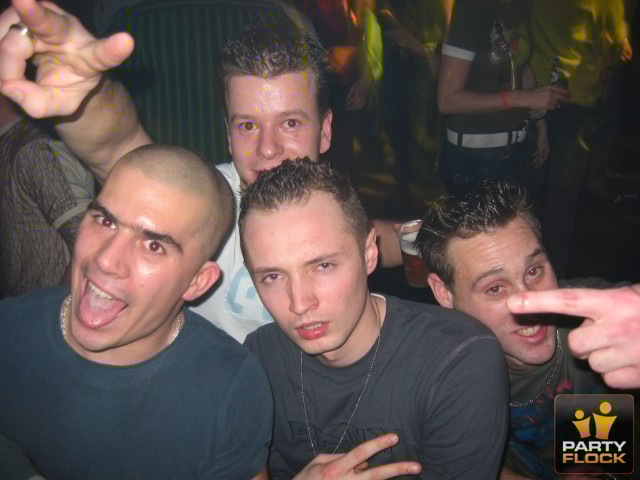 [img cacheid=001345d2000574e63461c6041a0088b51b]https://photo.partyflock.nl/images/32223/main/134710.jpg[/img]