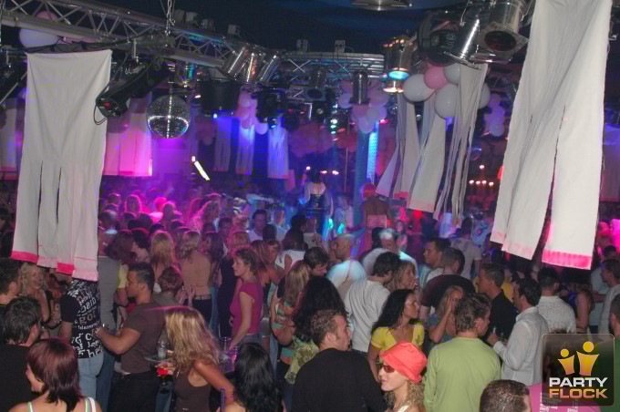 [img cacheid=00136f74001a1ec6977f13231a00cfc86d]https://photo.partyflock.nl/images/40069/main/168910.jpg[/img]