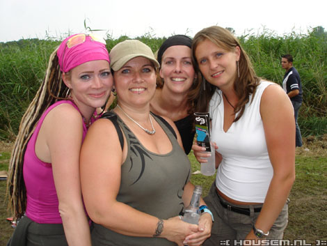 [img width=470 height=353 cacheid=00138066001cb45f4dec4aa91a00ed944f]http://www.housem.nl/pictures/20050820|Decibel%20Outdoor%20Festival%20-%20Lingebos,%20Gorinchem/DSC00021.JPG[/img]