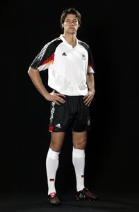 [img width=200 height=304 cacheid=0013cb580023b10f2d4e69b81a016b9835]http://www.dfb.de/dfb-info/partner/bild/ballack_04.jpg[/img]