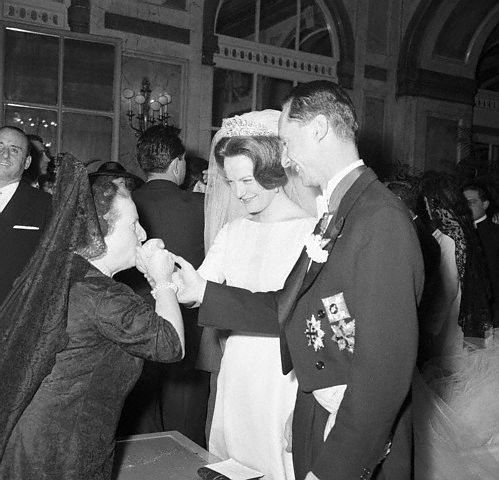 [img width=346 height=333 cacheid=0013d13d002417bacd1f57621a0175b8d7]http://www.koningkeizerrijken.info/prinses-irene-carlos-hugo.jpg[/img]