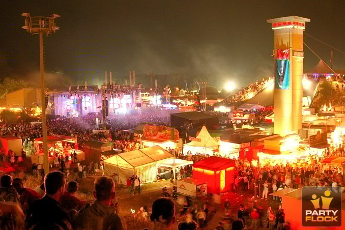 [img cacheid=0013df1a0002fcd27cb13bd620000020e7]https://photo.partyflock.nl/images/51480/main/269548.jpg[/img]