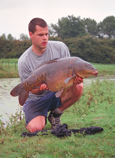 [img width=397 height=543 cacheid=0013ecc2001ba0373b2af5fc1a01a8d3f0]http://home.hetnet.nl/~horse-shoe.publishing3/karper.jpg[/img]