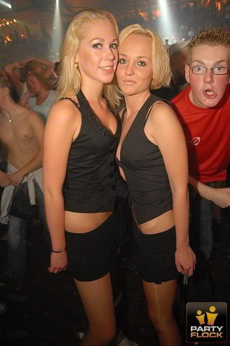 [img width=452 height=678 cacheid=001416400002f26d0070409b1a02090fd6]https://photo.partyflock.nl/images/85213/main/370990.jpg[/img]