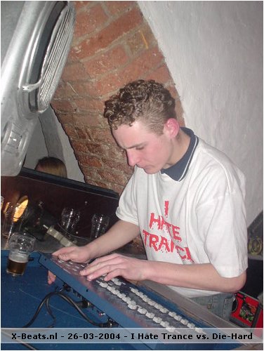 [img cacheid=0014eb5f000cd437ccd7c4f11e00007e85]http://fotos.x-beats.nl/26-03-2004%20-%20I%20Hate%20Trance%20vs.%20Die-Hard/images/DSC04328.JPG[/img]
