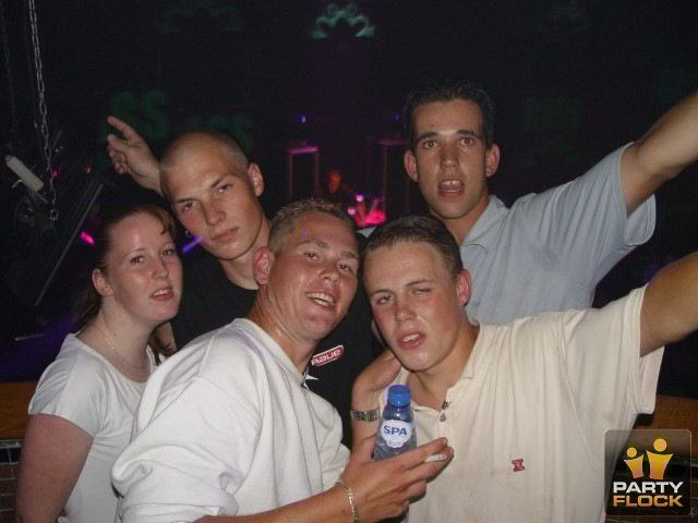 [img cacheid=00152ee60019cb1e0816bb2e1e00046b84]https://photo.partyflock.nl/images/22564/main/106271.jpg[/img]