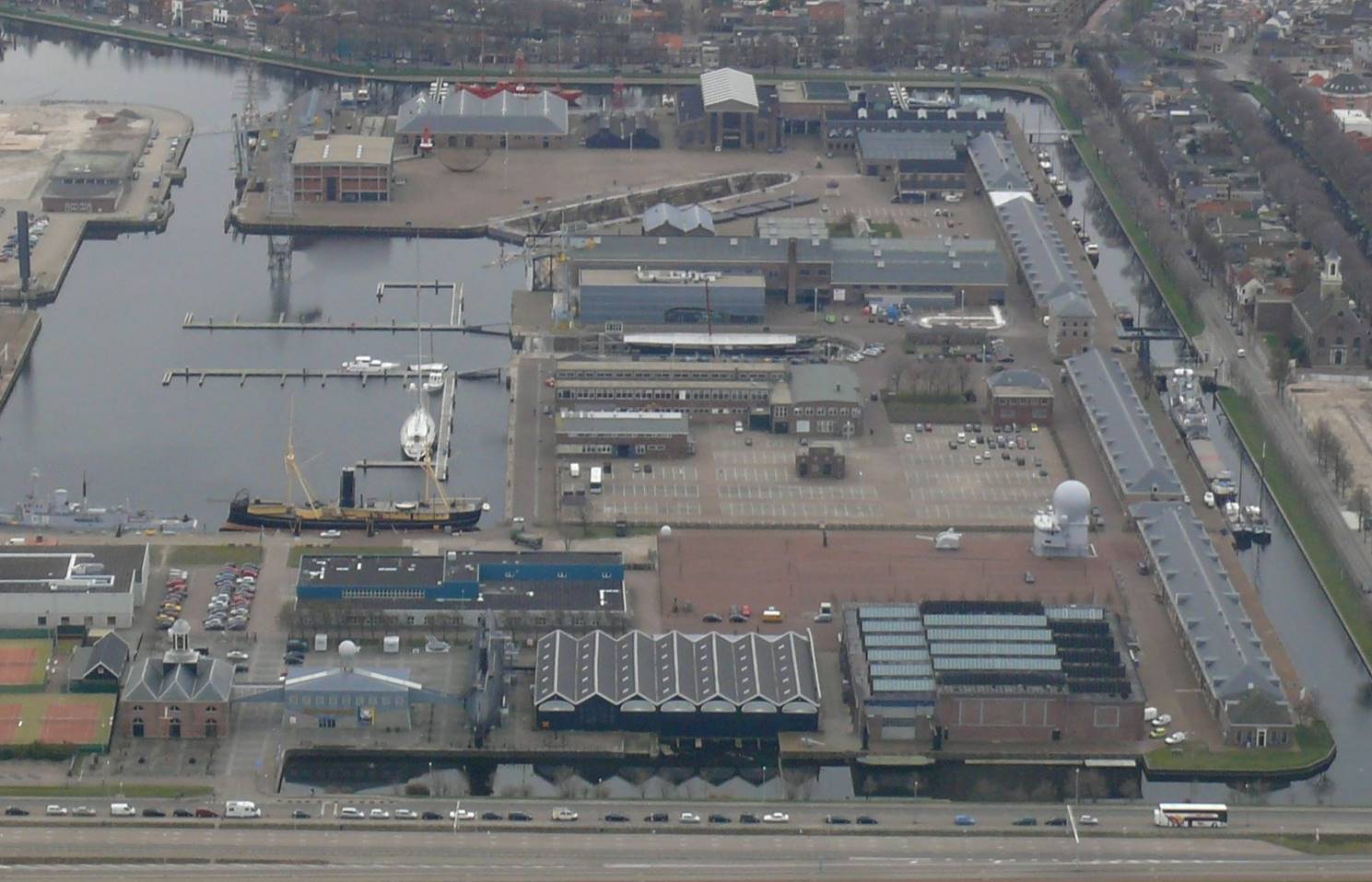 [img width=1024 height=659 cacheid=0015d65d0031e806229e2dfc1a02dc15e5]http://www.denhelderactueel.nl/sites/default/files/2010/04/LuchtfotoWillemsoord.jpg[/img]